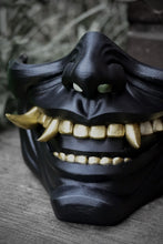 Load image into Gallery viewer, Masque oni, masque démon japonais, décoration japonaise, folklore japonais, japon traditionnel, Yokaï, Hannya, Daëlys Art, mempo, samouraï