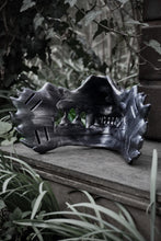 Load image into Gallery viewer, Masque oni, masque démon japonais, décoration japonaise, folklore japonais, japon traditionnel, Yokaï, Hannya, Daëlys Art, mempo, samouraï