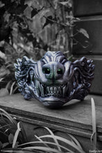 Load image into Gallery viewer, Masque oni, masque démon japonais, décoration japonaise, folklore japonais, japon traditionnel, Yokaï, Hannya, Daëlys Art, mempo, samouraï