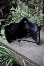 Load image into Gallery viewer, Masque oni, masque démon japonais, décoration japonaise, folklore japonais, japon traditionnel, Yokaï, Hannya, Daëlys Art, mempo, samouraï