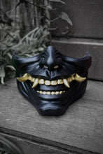 Load image into Gallery viewer, Masque oni, masque démon japonais, décoration japonaise, folklore japonais, japon traditionnel, Yokaï, Hannya, Daëlys Art, mempo, samouraï