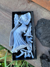 Load image into Gallery viewer, Fire keeper, gardienne du feu, dark souls 3, figurine dark souls, figurine résine à peindre, kit résine, figurine à peindre, Daëlys Art