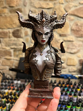 Load image into Gallery viewer, Buste Lilith, Diablo, figurine diablo, figurine Lilith, Kit résine à peindre, buste à peindre, Daëlys Art
