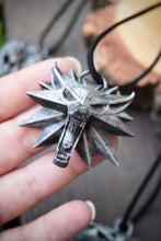 Load image into Gallery viewer, the witcher, collier the witcher, geralt de riv, triss merigold, yennefer de vengerberg, serie the witcher, ciri, Daëlys Art