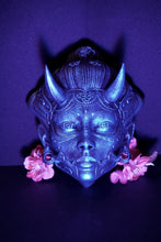 Load image into Gallery viewer, Oni, Geisha, masque japonais, cyberpunk, masque cyberpunk, masque traditionnel japonais, Daëlys Art