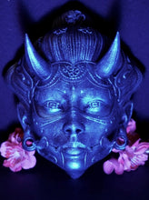 Load image into Gallery viewer, Oni, Geisha, masque japonais, cyberpunk, masque cyberpunk, masque traditionnel japonais, Daëlys Art