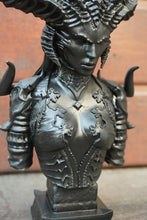 Load image into Gallery viewer, Buste Lilith, Diablo, figurine diablo, figurine Lilith, Kit résine à peindre, buste à peindre, Daëlys Art