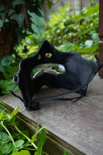 Load image into Gallery viewer, Masque oni, masque démon japonais, décoration japonaise, folklore japonais, japon traditionnel, Yokaï, Hannya, Daëlys Art