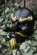 Load image into Gallery viewer, Tengu, masque tengu, masque japonais, masque oni, masque hannya, décoration japonaise, masque traditionnel, cosplay, Daëlys Art