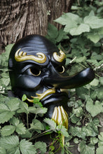 Load image into Gallery viewer, Tengu, masque tengu, masque japonais, masque oni, masque hannya, décoration japonaise, masque traditionnel, cosplay, Daëlys Art