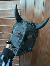 Load image into Gallery viewer, Masque oni, masque démon japonais, décoration japonaise, folklore japonais, japon traditionnel, Yokaï, Hannya, Daëlys Art