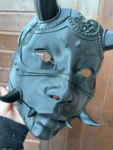 Load image into Gallery viewer, Masque oni, masque démon japonais, décoration japonaise, folklore japonais, japon traditionnel, Yokaï, Hannya, Daëlys Art