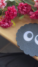 Load and play video in Gallery viewer, Calcifer, décoration murale Calcifer, ghibli, mignon, décoration mignonne, Daëlys Art, sous verre Ghibli, Jiji, Totoro