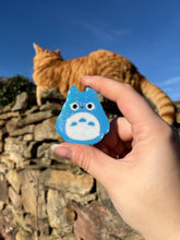 Load image into Gallery viewer, Pin&#39;s &amp; Magnet - Blue Totoro
