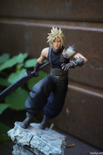 Load image into Gallery viewer, Figurine with or without paint - Cloud - FF7
