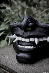 Masque oni, masque démon japonais, décoration japonaise, folklore japonais, japon traditionnel, Yokaï, Hannya, Daëlys Art, mempo, samouraï