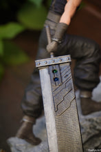 Load image into Gallery viewer, Figurine with or without paint - Cloud - FF7
