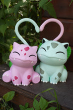 Load image into Gallery viewer, Bulbizarres, bulbizarre mignon, bulbasaur, pokémon, pokémon saint valentin, geek, jeu vidéo, idée cadeau geek, couple bulbizarre, Daëlys Art
