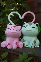 Charger l&#39;image dans la galerie, Bulbizarres, bulbizarre mignon, bulbasaur, pokémon, pokémon saint valentin, geek, jeu vidéo, idée cadeau geek, couple bulbizarre, Daëlys Art
