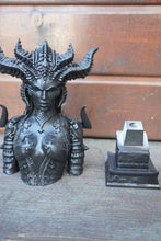 Load image into Gallery viewer, Buste Lilith, Diablo, figurine diablo, figurine Lilith, Kit résine à peindre, buste à peindre, Daëlys Art
