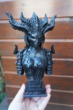 Load image into Gallery viewer, Buste Lilith, Diablo, figurine diablo, figurine Lilith, Kit résine à peindre, buste à peindre, Daëlys Art
