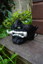 Load image into Gallery viewer, Masque oni, masque démon japonais, décoration japonaise, folklore japonais, japon traditionnel, Yokaï, Hannya, Daëlys Art
