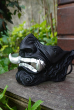 Load image into Gallery viewer, Masque oni, masque démon japonais, décoration japonaise, folklore japonais, japon traditionnel, Yokaï, Hannya, Daëlys Art
