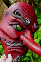 Load image into Gallery viewer, Tengu, masque tengu, masque japonais, masque oni, masque hannya, décoration japonaise, masque traditionnel, cosplay, Daëlys Art
