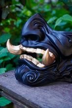 Load image into Gallery viewer, Mempo mask - Black and gold
