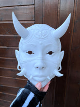 Load image into Gallery viewer, Masque oni, masque démon japonais, décoration japonaise, folklore japonais, japon traditionnel, Yokaï, Hannya, Daëlys Art
