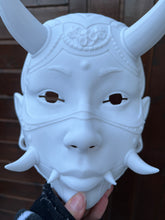 Charger l&#39;image dans la galerie, Masque oni, masque démon japonais, décoration japonaise, folklore japonais, japon traditionnel, Yokaï, Hannya, Daëlys Art
