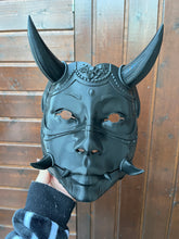 Load image into Gallery viewer, Masque oni, masque démon japonais, décoration japonaise, folklore japonais, japon traditionnel, Yokaï, Hannya, Daëlys Art
