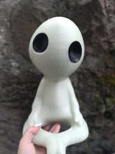 Load image into Gallery viewer, kodama, princesse mononoké, figurine kodama, princess mononoké, esprit de la forêt, forest spirit, yokaï, oni, japan, japon, japonais, ghibli, totoro, san, daëlys art, kodama phosphorescent
