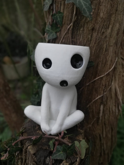 Kodama, yokaï, pot de fleur ghibli, ghibli, princesse Mononoké, princess Mononoké, san, totoro, mignon, pot de fleur mignon, kodama assis, pot de fleur kodama, Daëlys Art